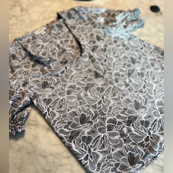 Evereve V Neck Puff Sleeve Black & White Floral Blouse - Picture 3 of 6